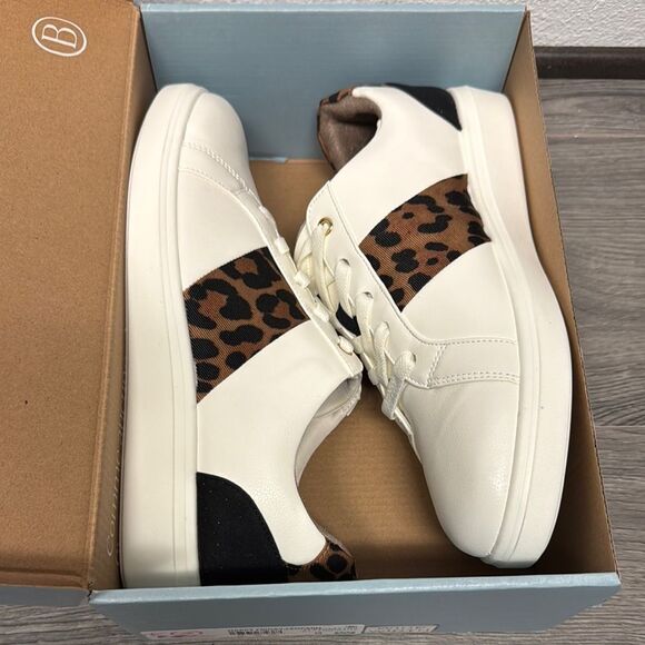 Bzees Happy Friday Lace Up Sneaker In Leopard (WIDE) - Picture 2 of 8